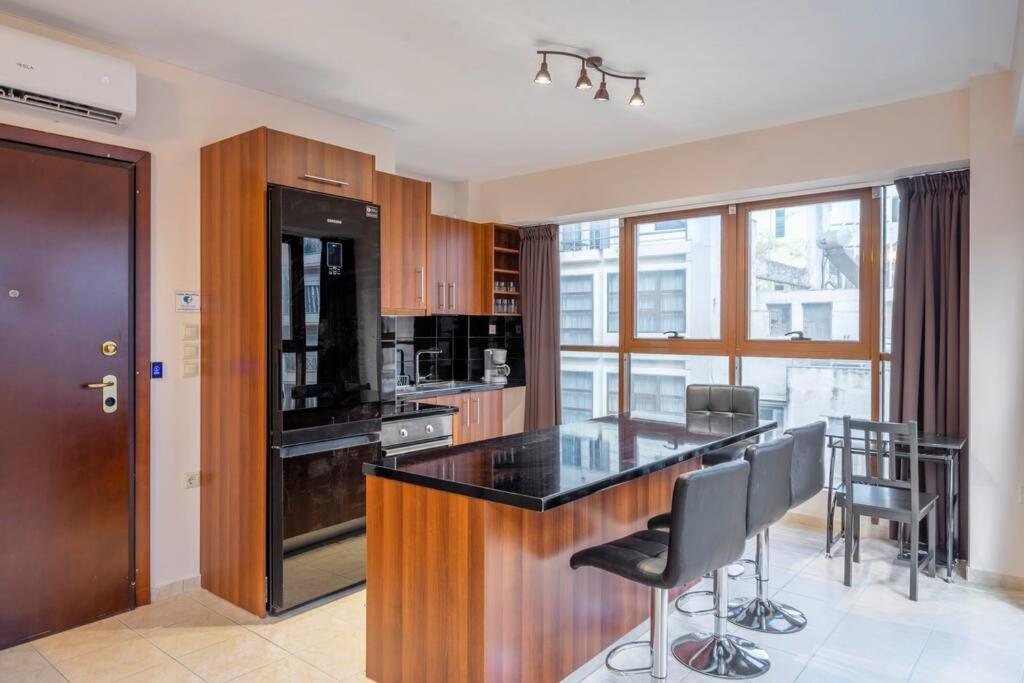 2 Bedroom Renovated Apartment With A View أثينا المظهر الخارجي الصورة